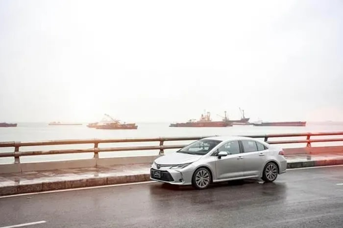 toyota corolla altis 2022 nang dong va tre trung hinh 3