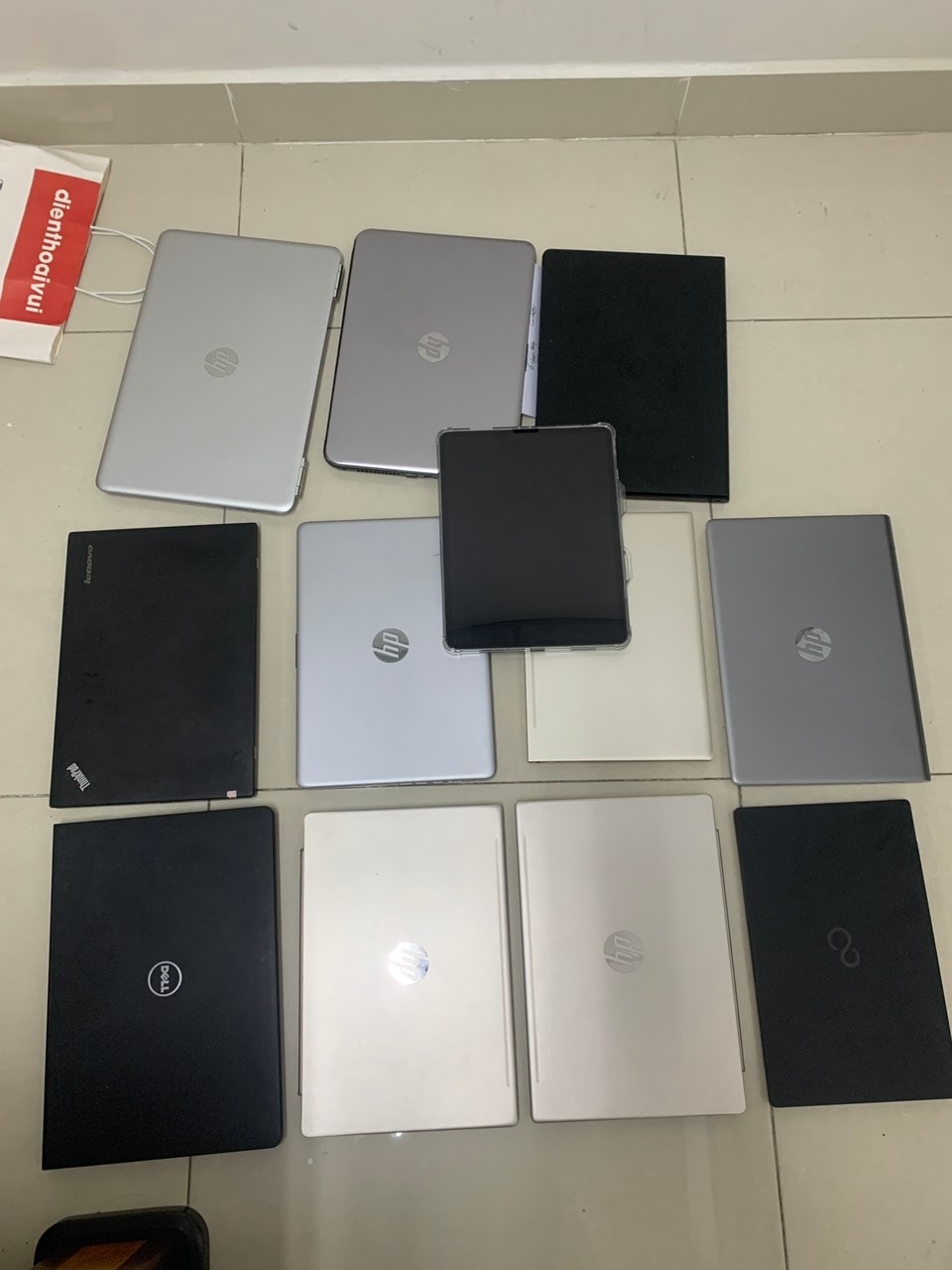 bat thanh nien trom hang chuc laptop trong mot cong ty hinh 2