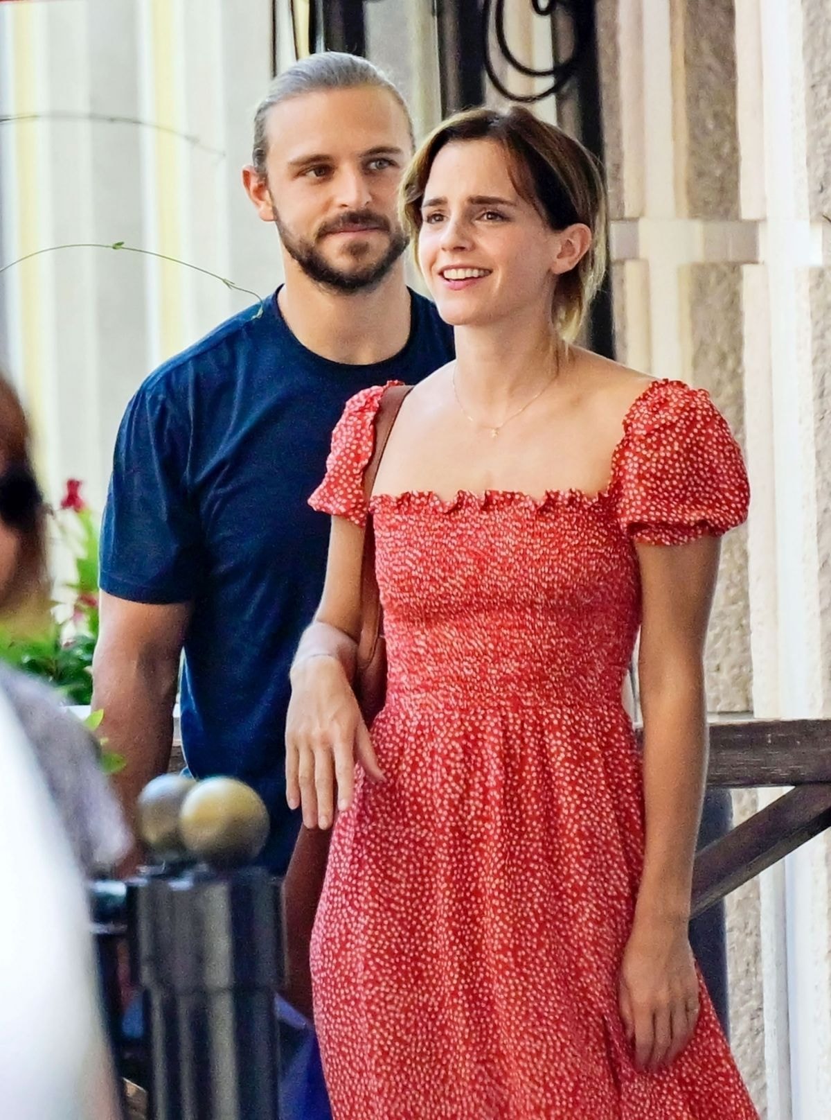 emma watson dinh nghi van hen ho voi trai dep o italia hinh 1