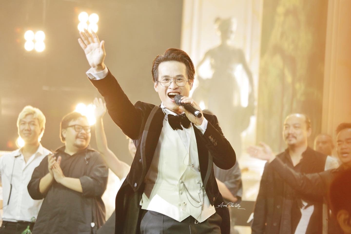 ha anh tuan thang hoa trong dem concert chay ve o ha noi hinh 1
