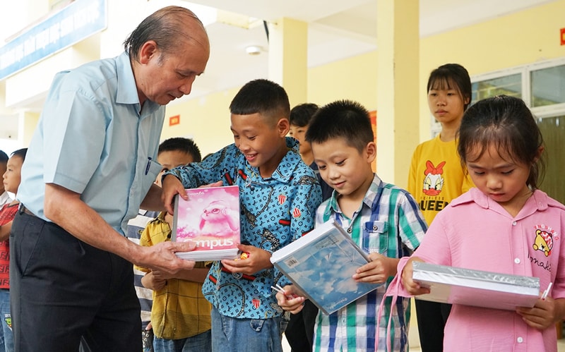 hoi nha bao thanh pho ha noi trao qua cac diem truong tai xa bien gioi huyen hoang su phi hinh 1