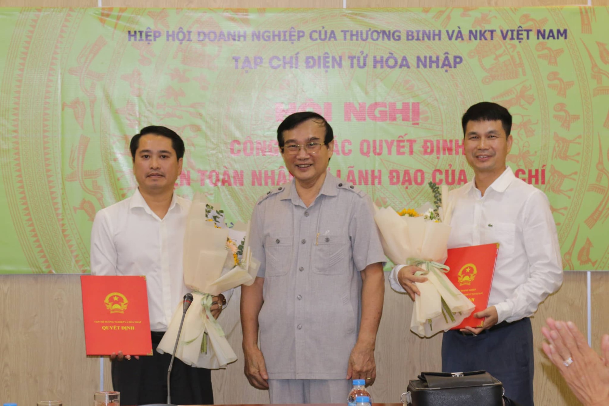trao quyet dinh bo nhiem 2 pho tong bien tap tap chi dien tu hoa nhap hinh 1