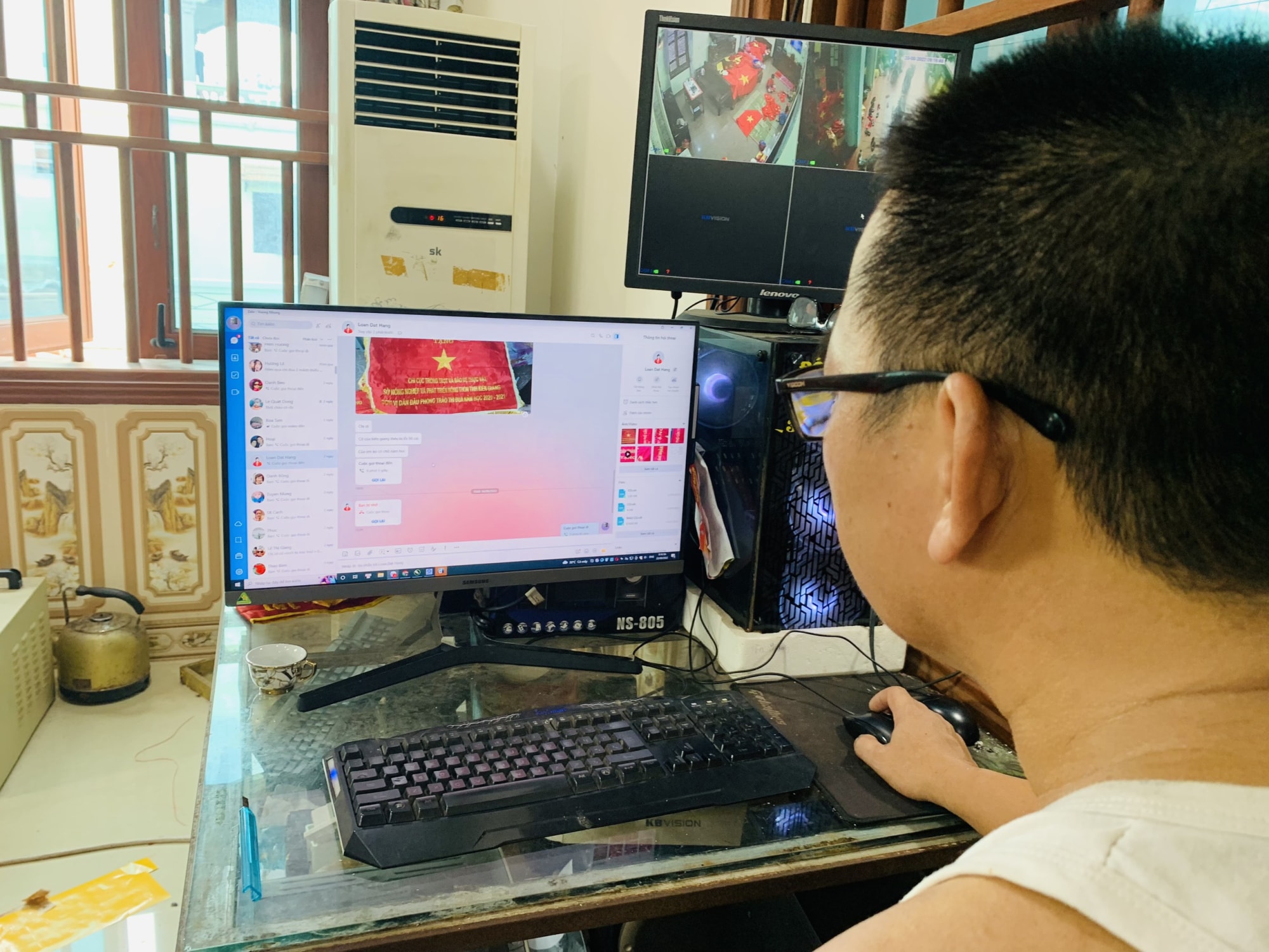 ve lang nghe tu van nghe chuyen nguoi phu nu gan nua doi nguoi theu co to quoc hinh 3
