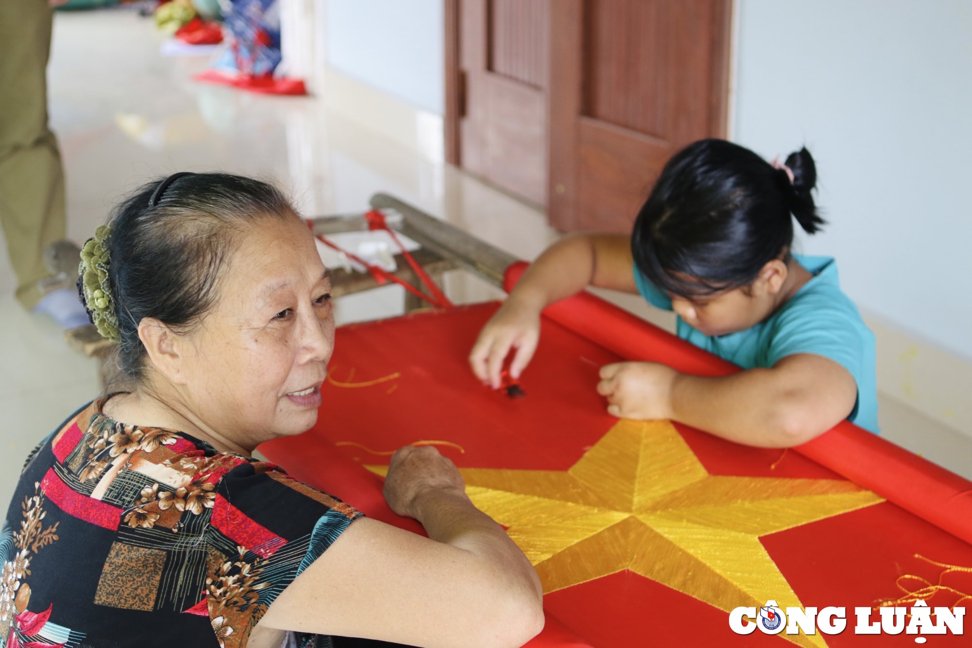 ve lang nghe tu van nghe chuyen nguoi phu nu gan nua doi nguoi theu co to quoc hinh 1