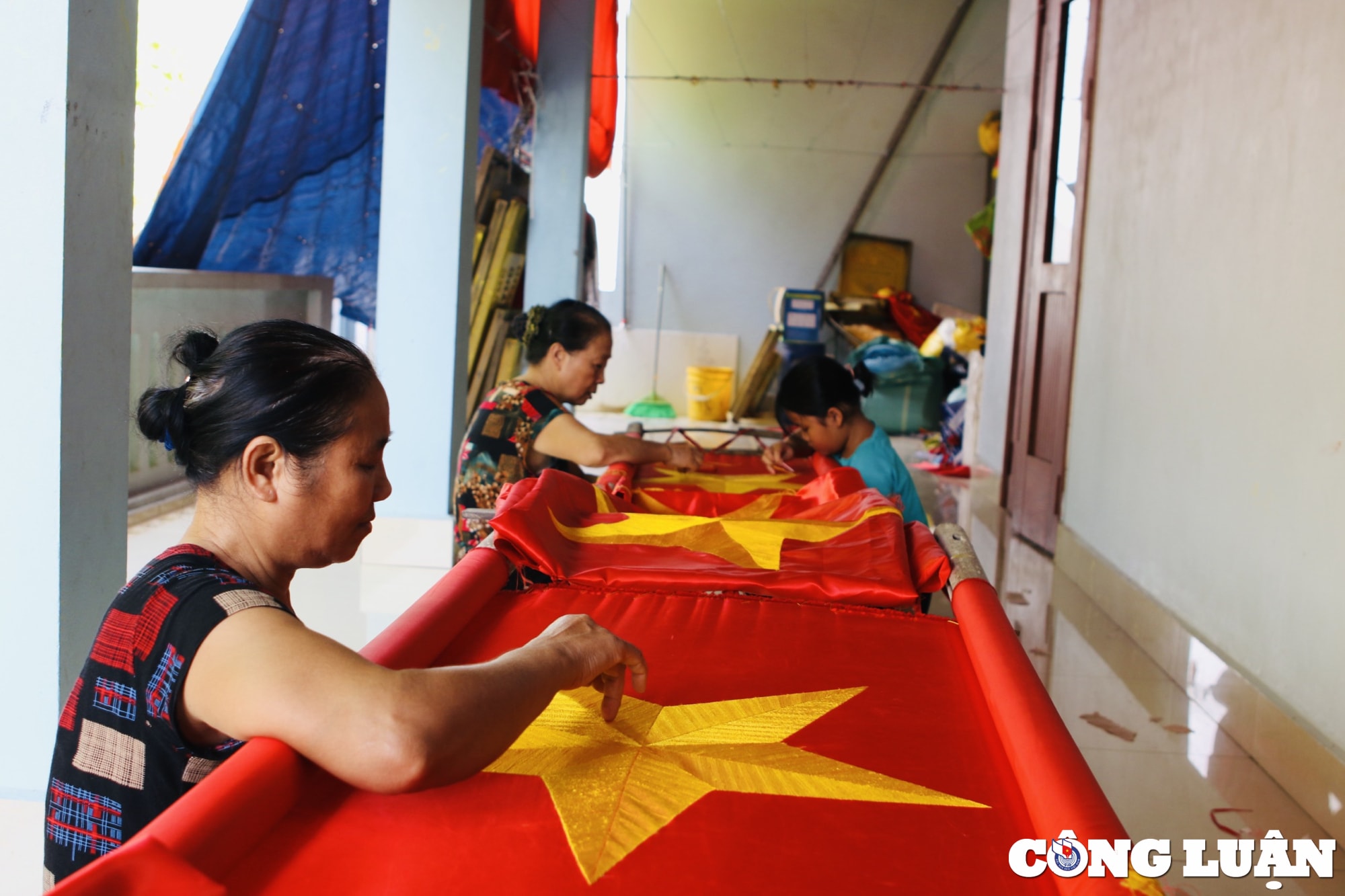 ve lang nghe tu van nghe chuyen nguoi phu nu gan nua doi nguoi theu co to quoc hinh 2