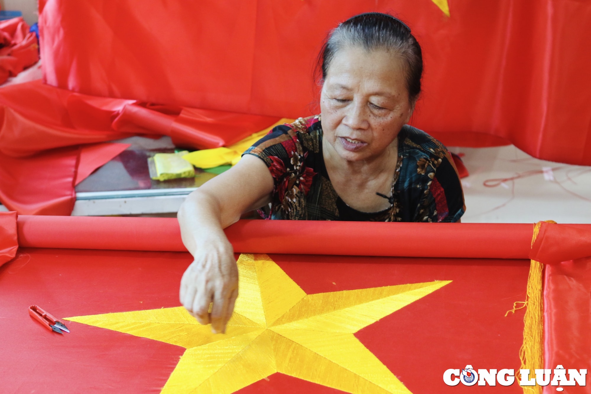 ve lang nghe tu van nghe chuyen nguoi phu nu gan nua doi nguoi theu co to quoc hinh 16