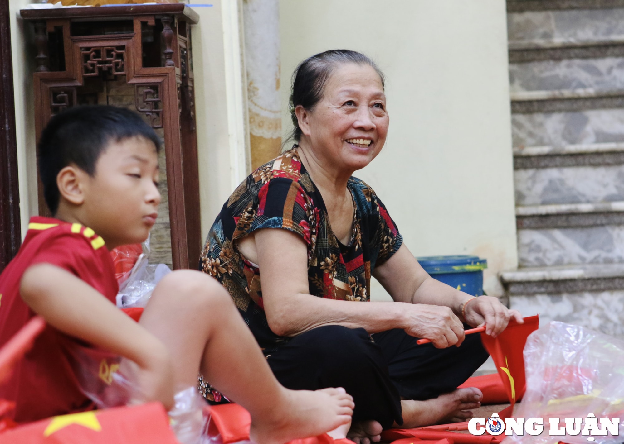 ve lang nghe tu van nghe chuyen nguoi phu nu gan nua doi nguoi theu co to quoc hinh 14