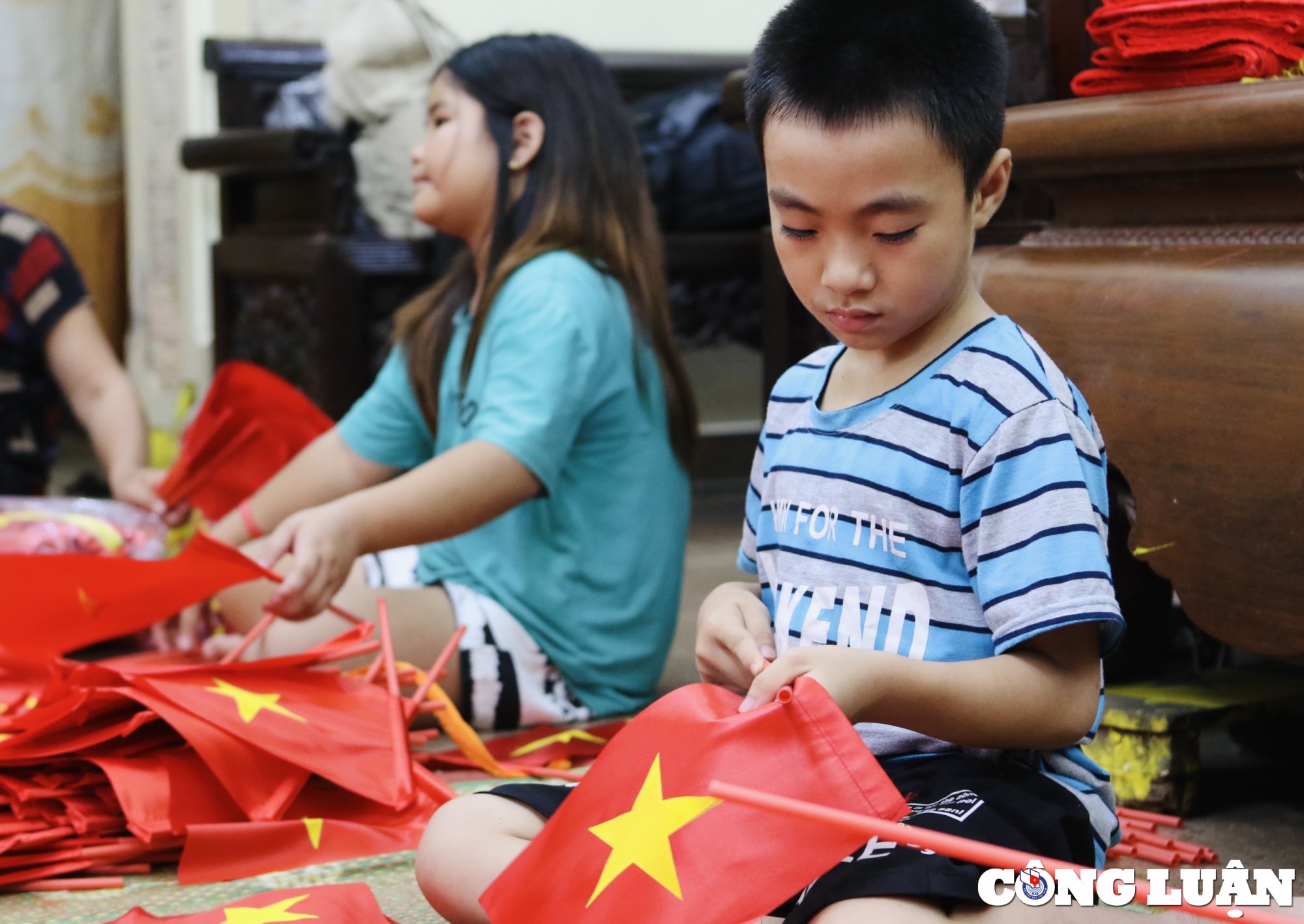ve lang nghe tu van nghe chuyen nguoi phu nu gan nua doi nguoi theu co to quoc hinh 13