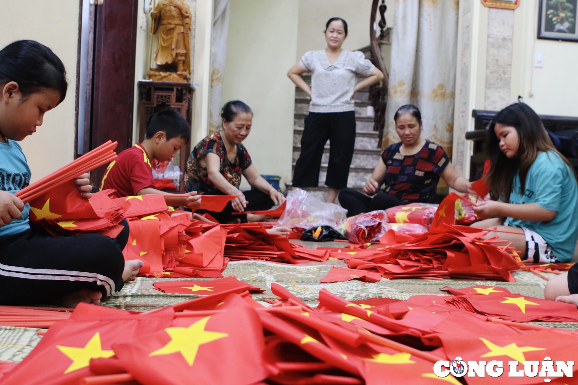 ve lang nghe tu van nghe chuyen nguoi phu nu gan nua doi nguoi theu co to quoc hinh 11