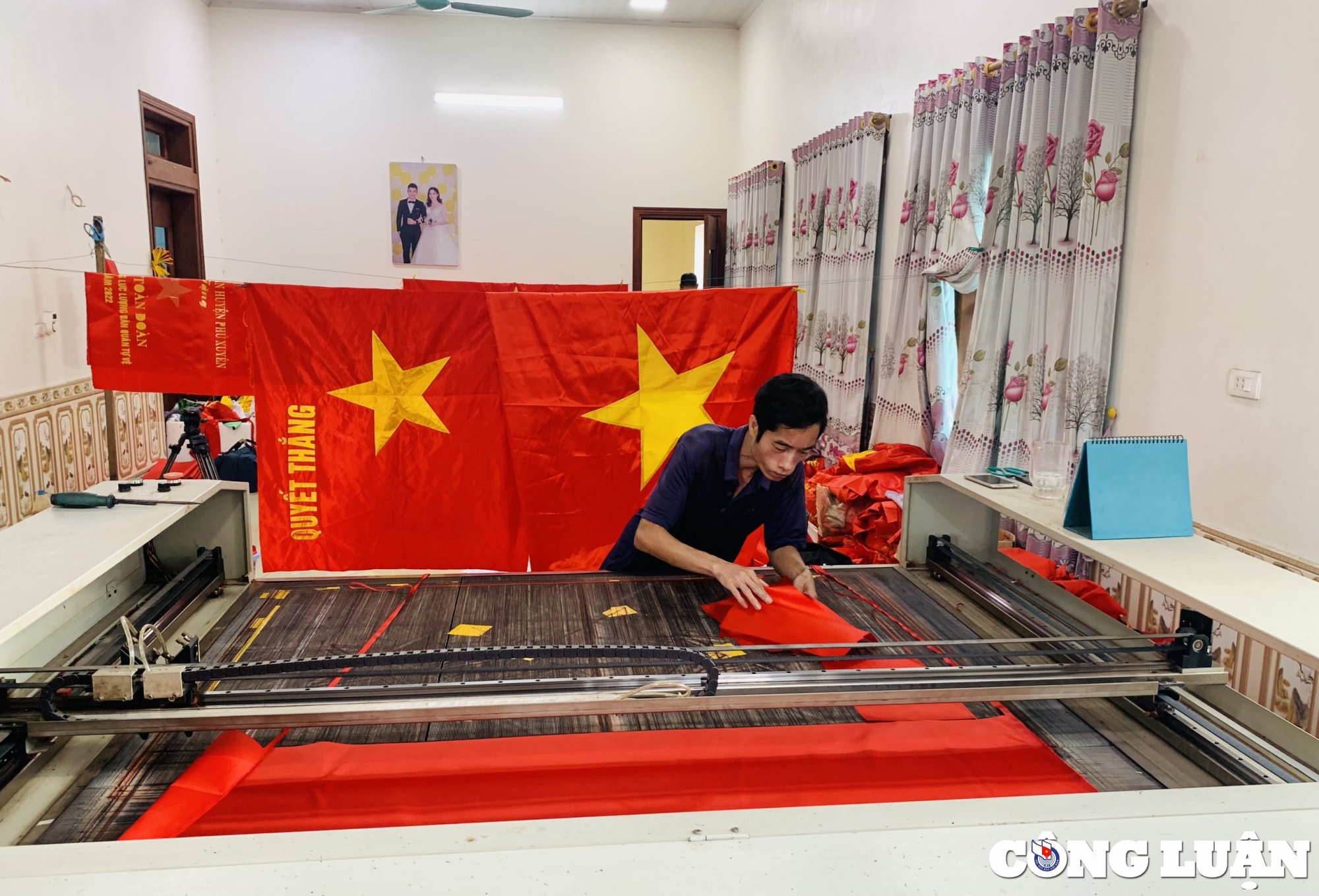 ve lang nghe tu van nghe chuyen nguoi phu nu gan nua doi nguoi theu co to quoc hinh 4