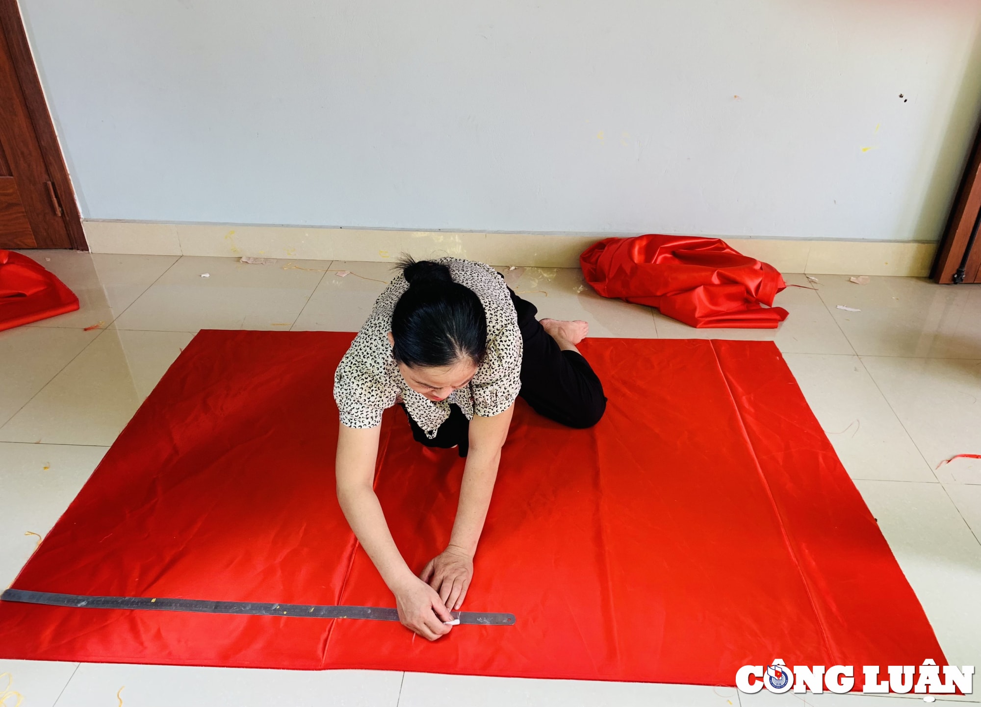 ve lang nghe tu van nghe chuyen nguoi phu nu gan nua doi nguoi theu co to quoc hinh 5