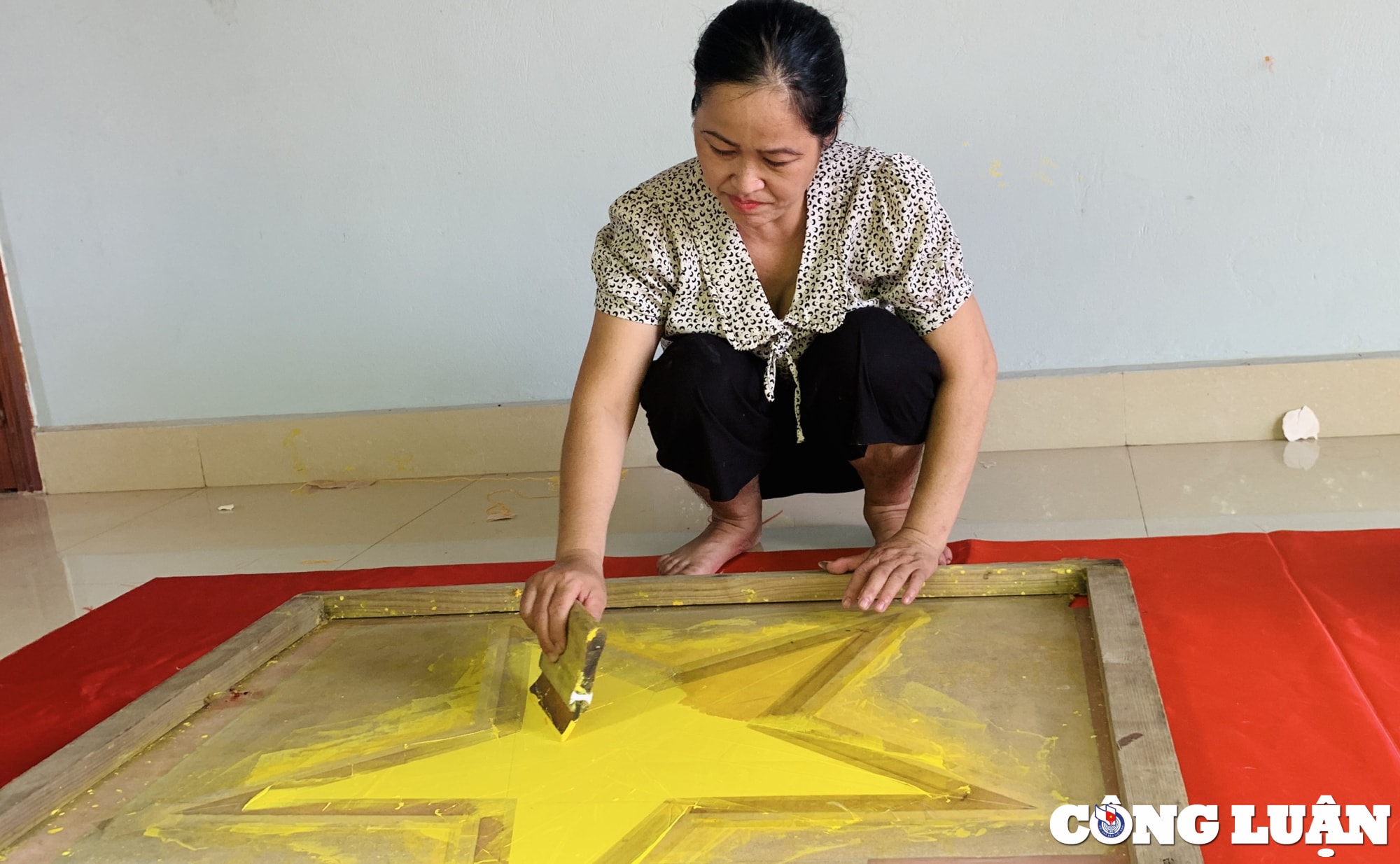 ve lang nghe tu van nghe chuyen nguoi phu nu gan nua doi nguoi theu co to quoc hinh 6