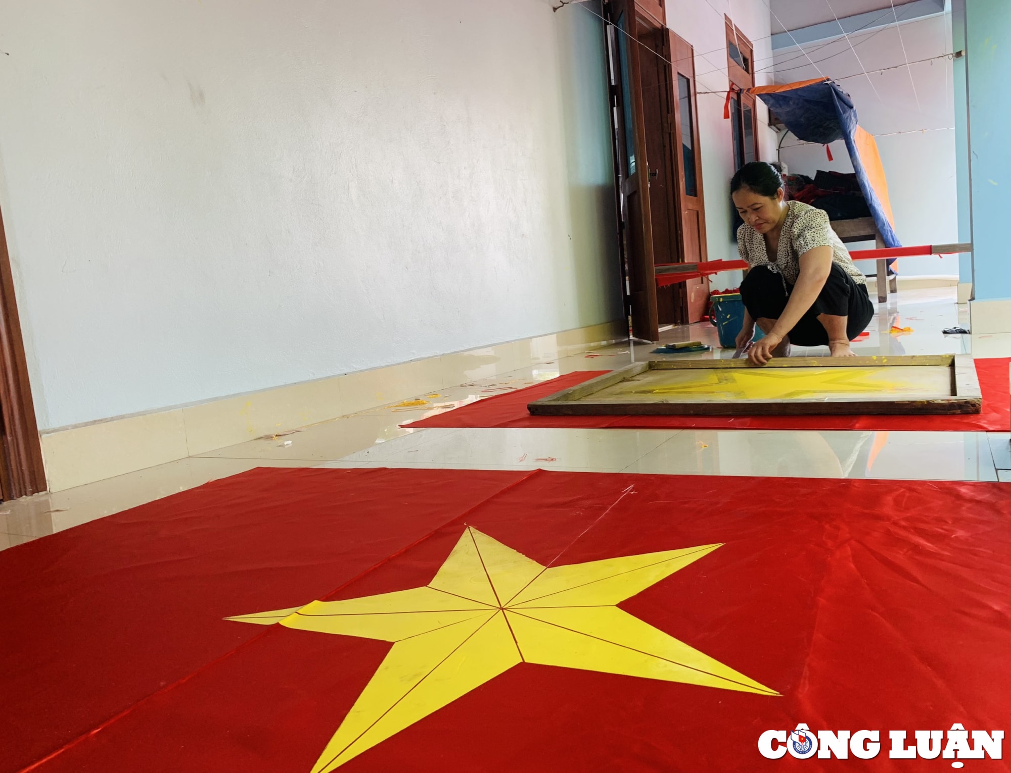 ve lang nghe tu van nghe chuyen nguoi phu nu gan nua doi nguoi theu co to quoc hinh 7