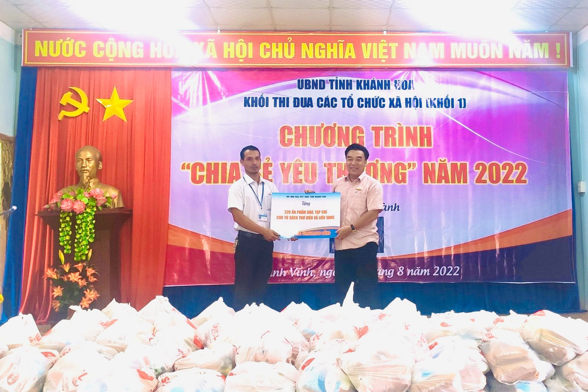 hoi nha bao tinh khanh hoa phoi hop to chuc chuong trinh chia se yeu thuong hinh 1