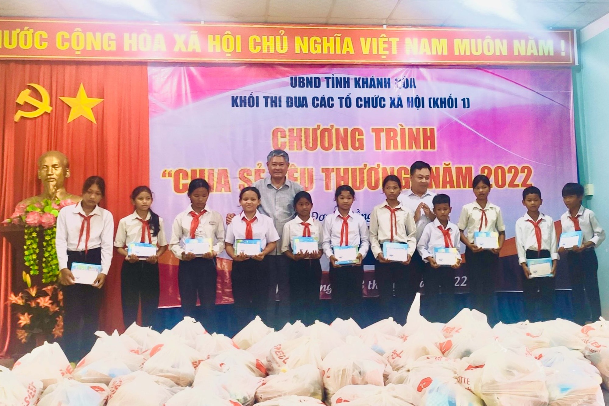 hoi nha bao tinh khanh hoa phoi hop to chuc chuong trinh chia se yeu thuong hinh 2