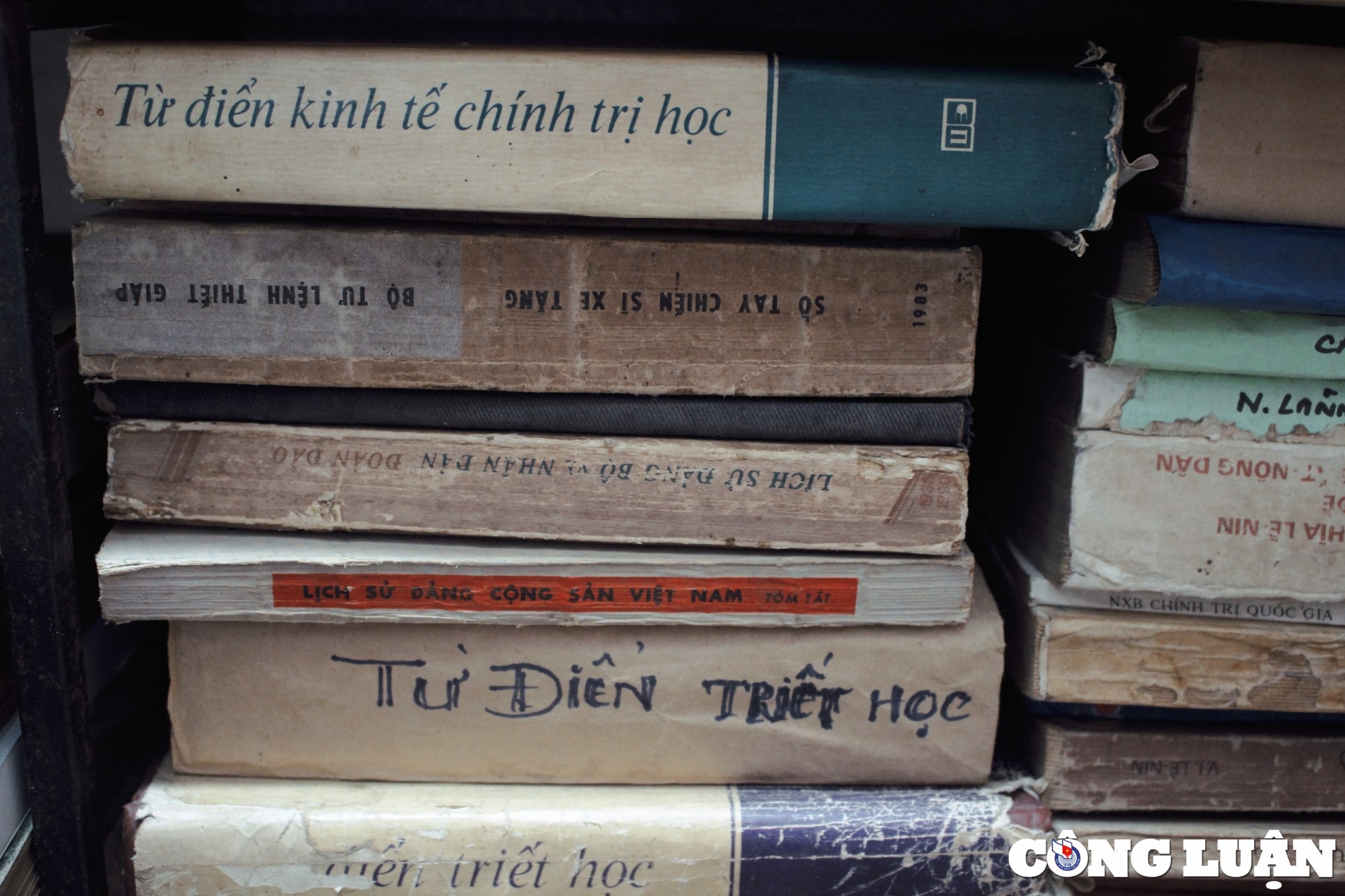 chuyen nhung tiem sach cu im lim giua long ha noi hinh 6