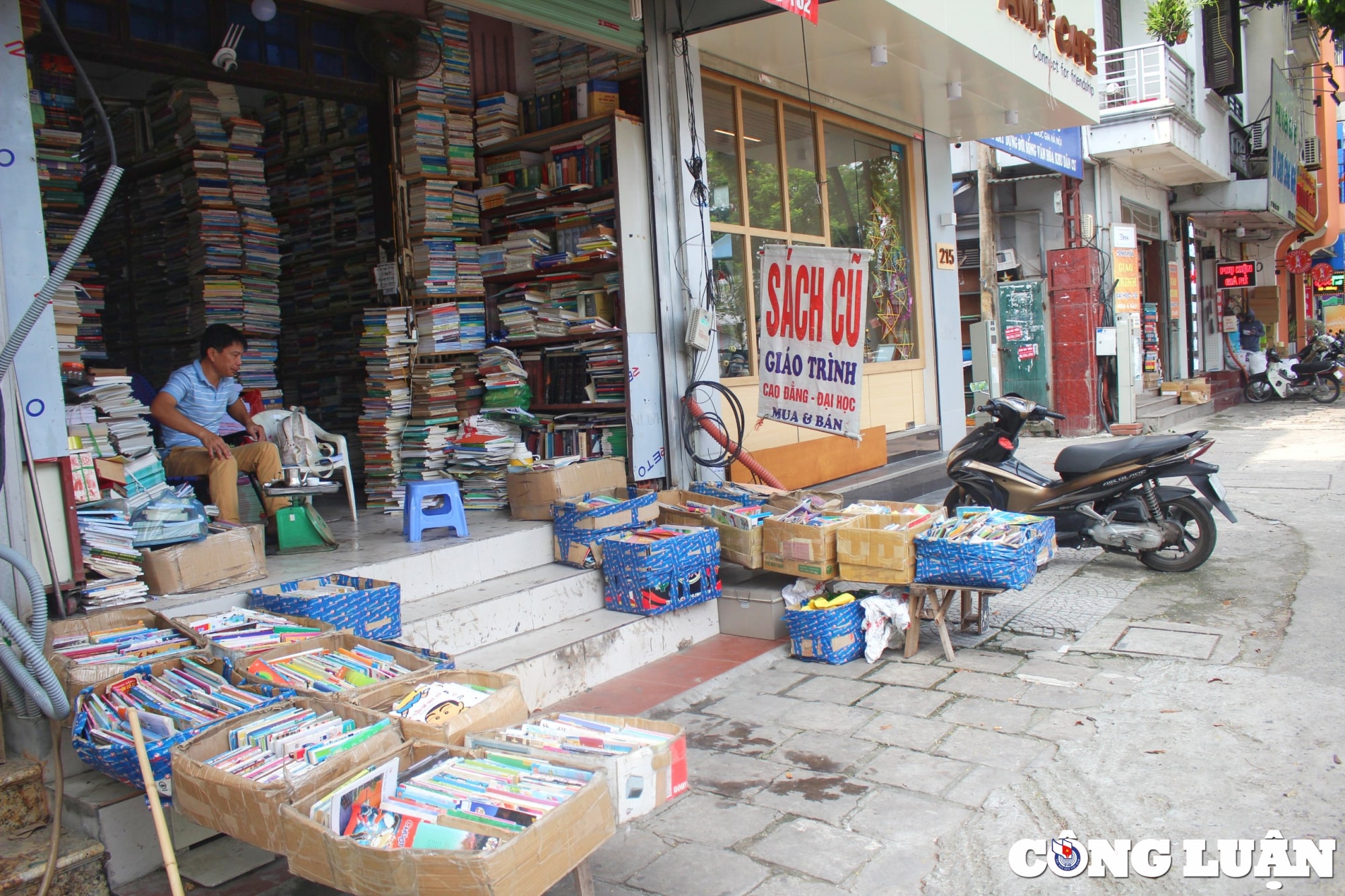 chuyen nhung tiem sach cu im lim giua long ha noi hinh 1