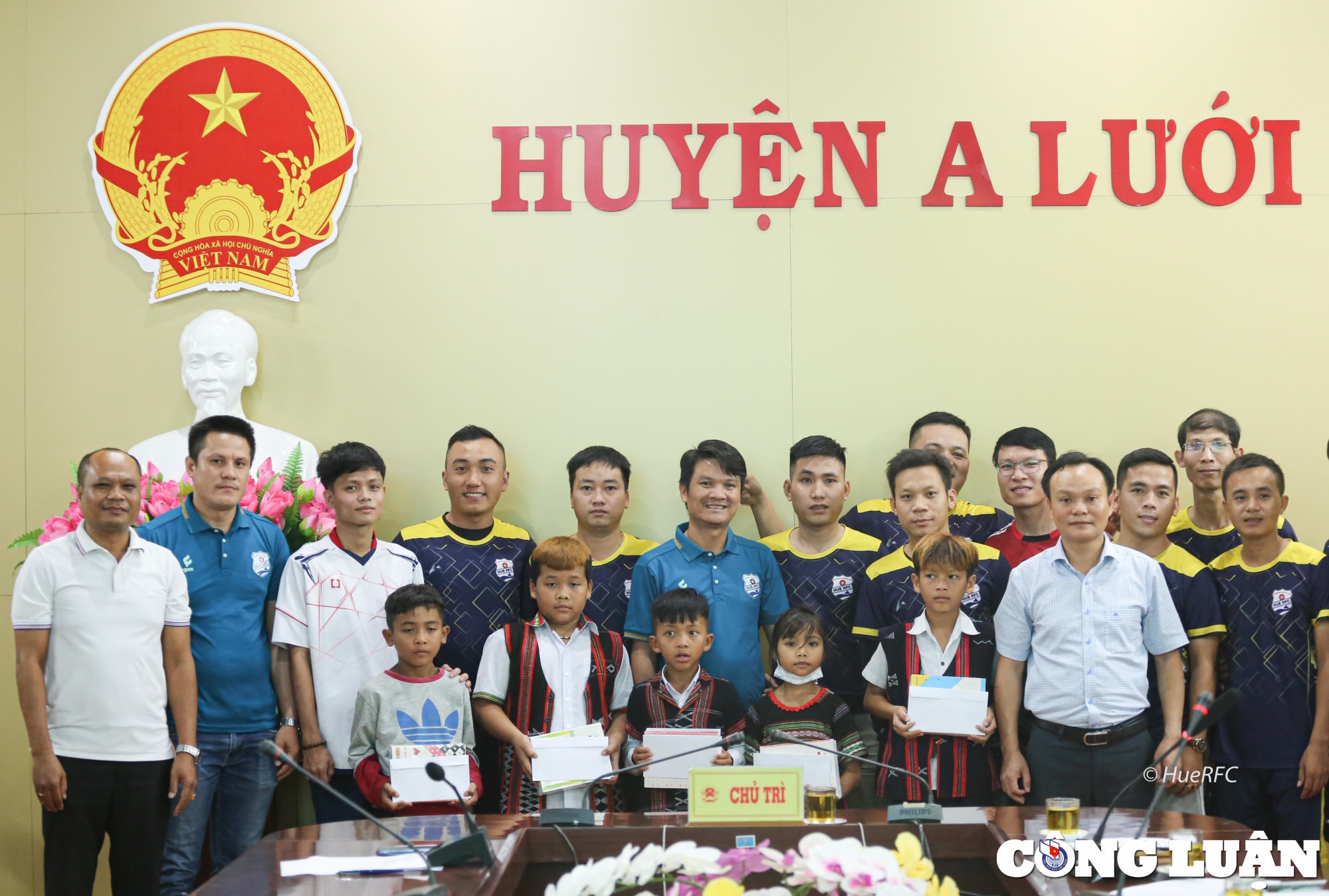 clb bong da bao chi thuong tru hue tiep buoc cung hoc sinh den truong hinh 1