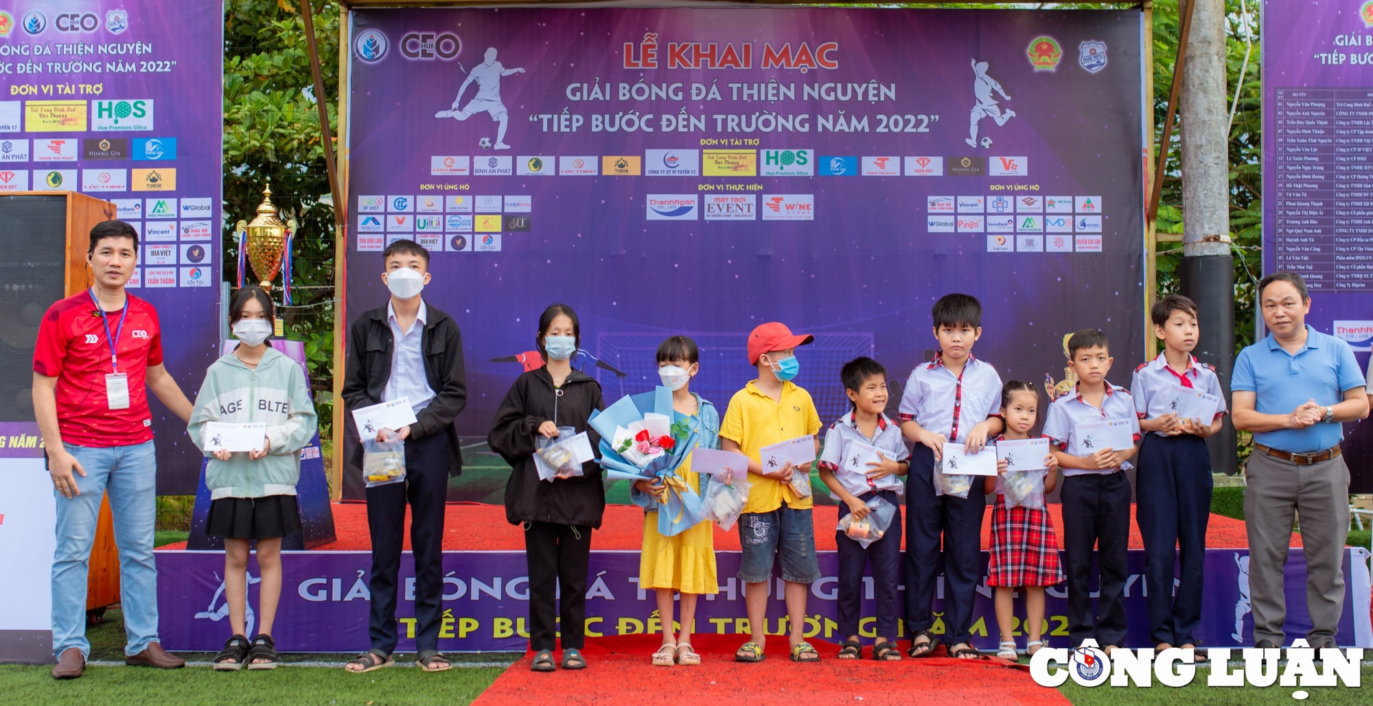 clb bong da bao chi thuong tru hue tiep buoc cung hoc sinh den truong hinh 3