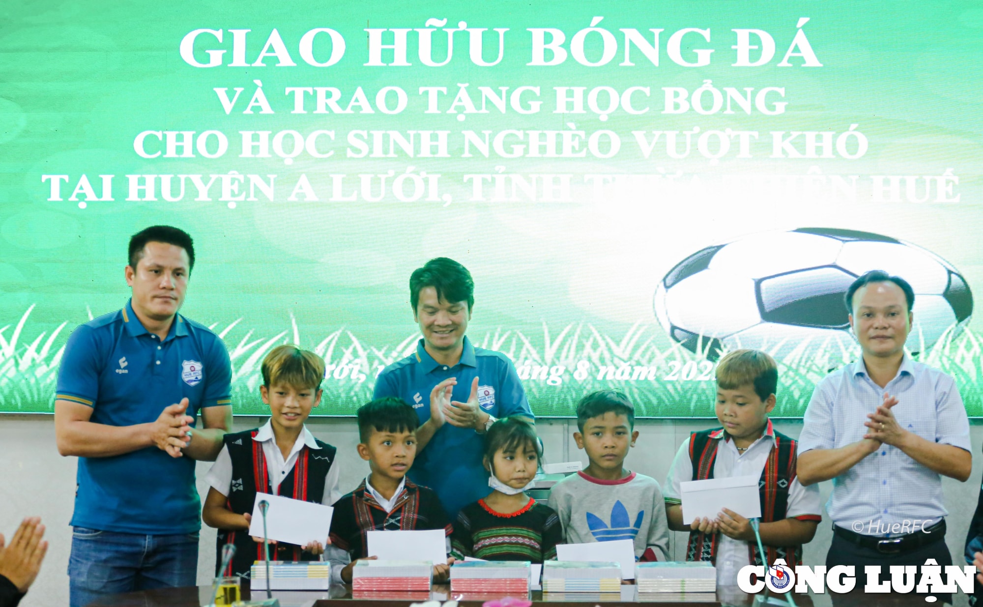 clb bong da bao chi thuong tru hue tiep buoc cung hoc sinh den truong hinh 2