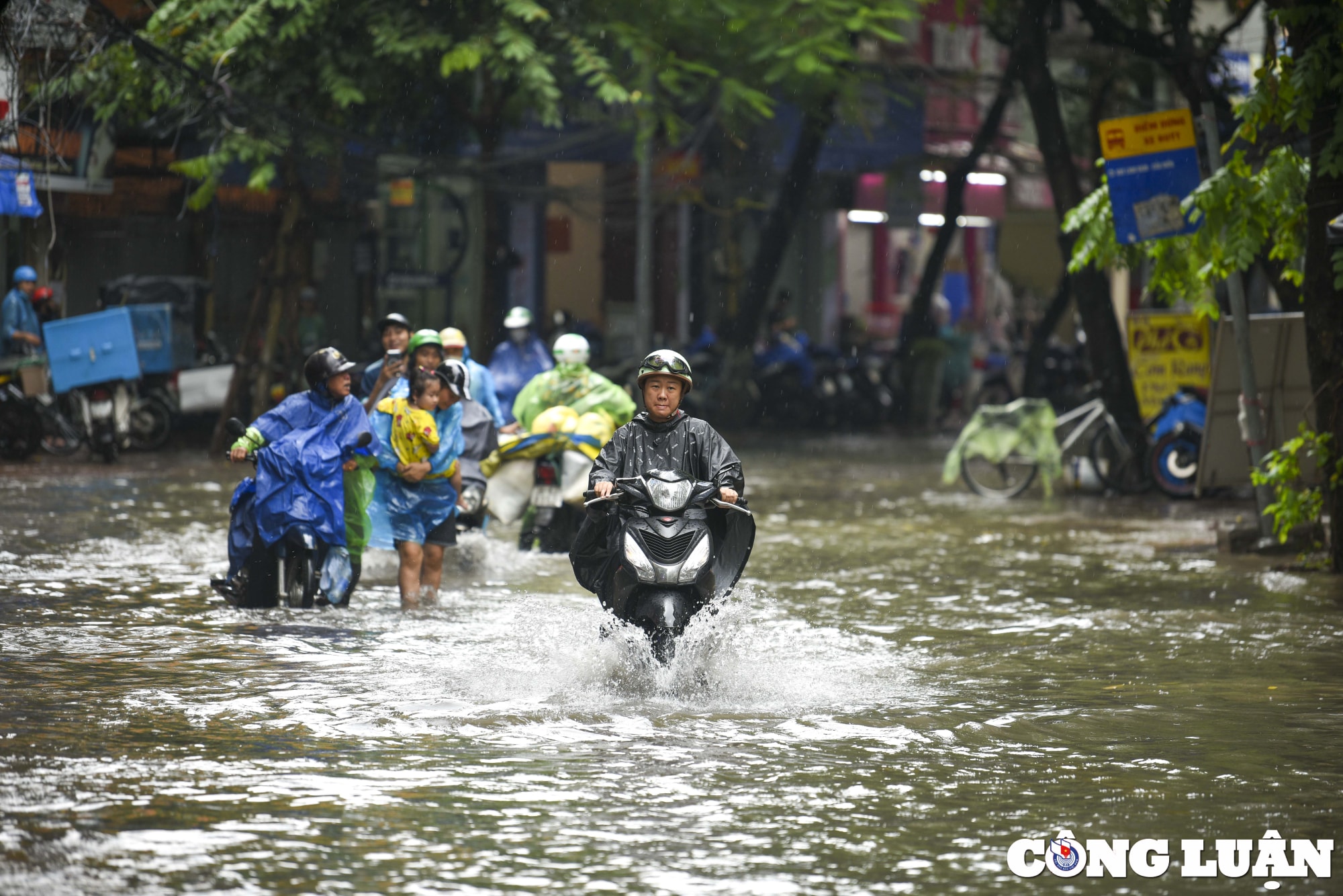 ha noi sau moi con mua lon nhieu tuyen pho lai ngap cuc bo hinh 9