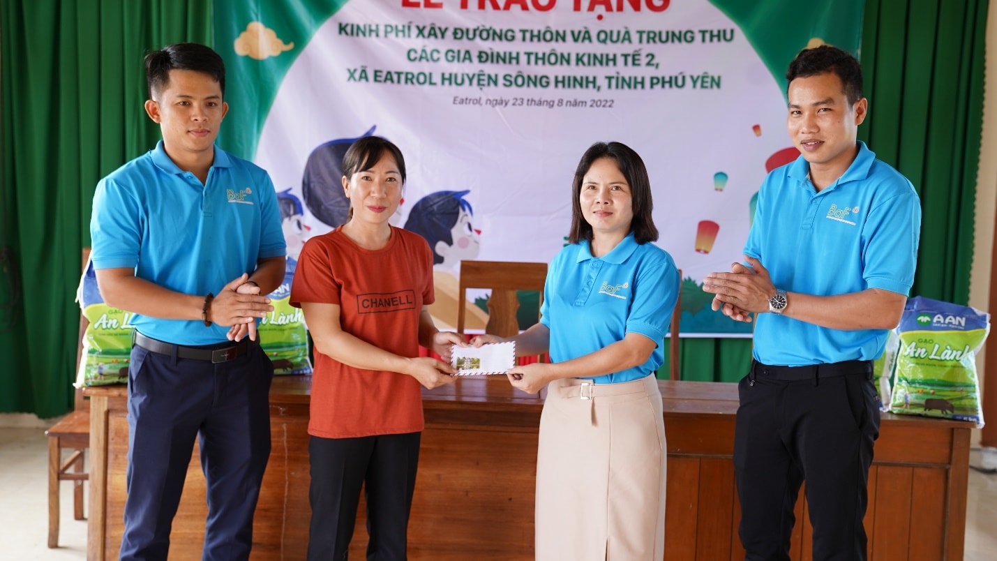 baf trao tang kinh phi xay duong cung nhieu phan qua nhan dip tet trung thu tai phu yen hinh 1