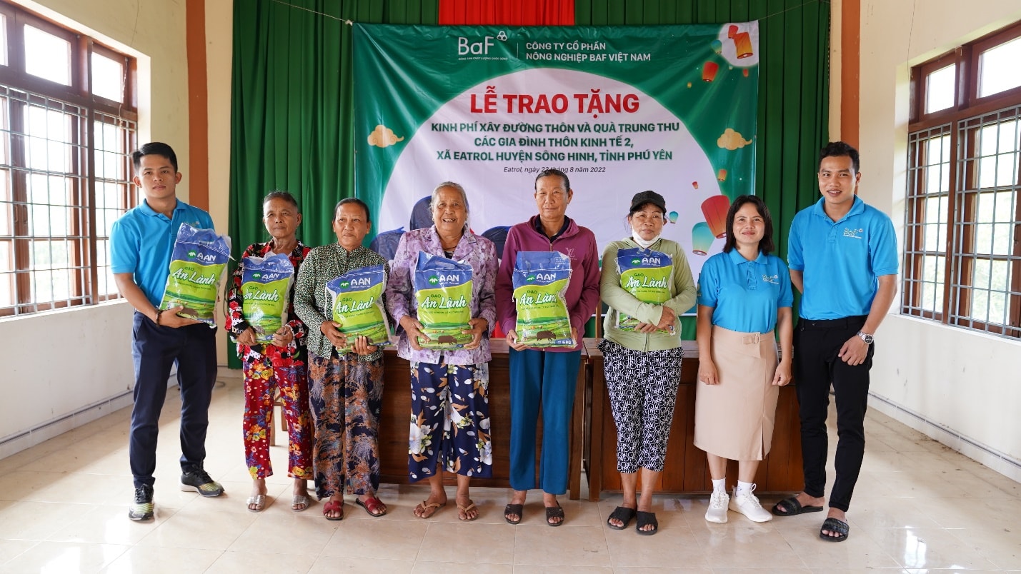 baf trao tang kinh phi xay duong cung nhieu phan qua nhan dip tet trung thu tai phu yen hinh 2