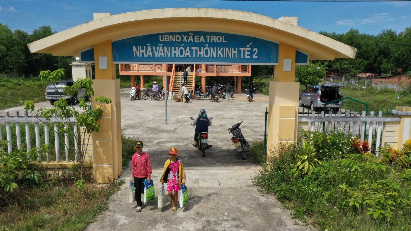 baf trao tang kinh phi xay duong cung nhieu phan qua nhan dip tet trung thu tai phu yen hinh 3
