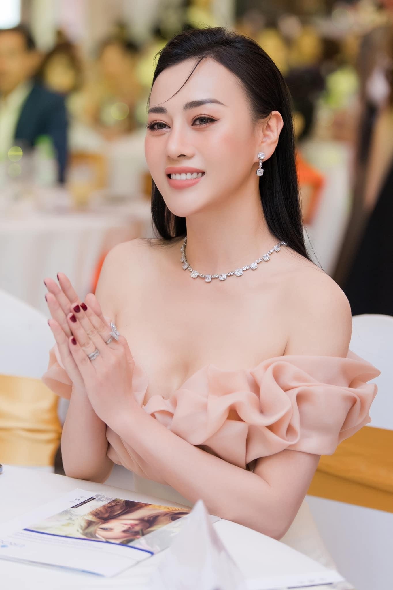 ve dep nong bong va hap dan cua dien vien phuong oanh o tuoi 30 hinh 8