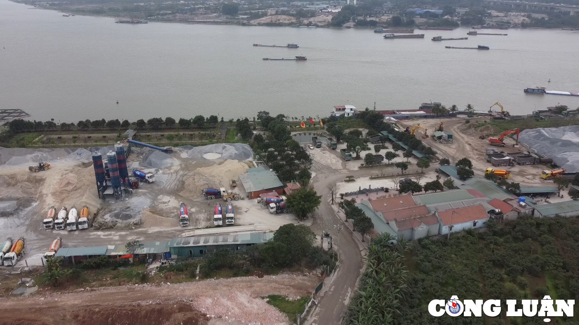 gia lam ha noi chinh quyen lam ngo cho hang loat tram be tong ngang nhien hoat dong trong mua mua bao hinh 2
