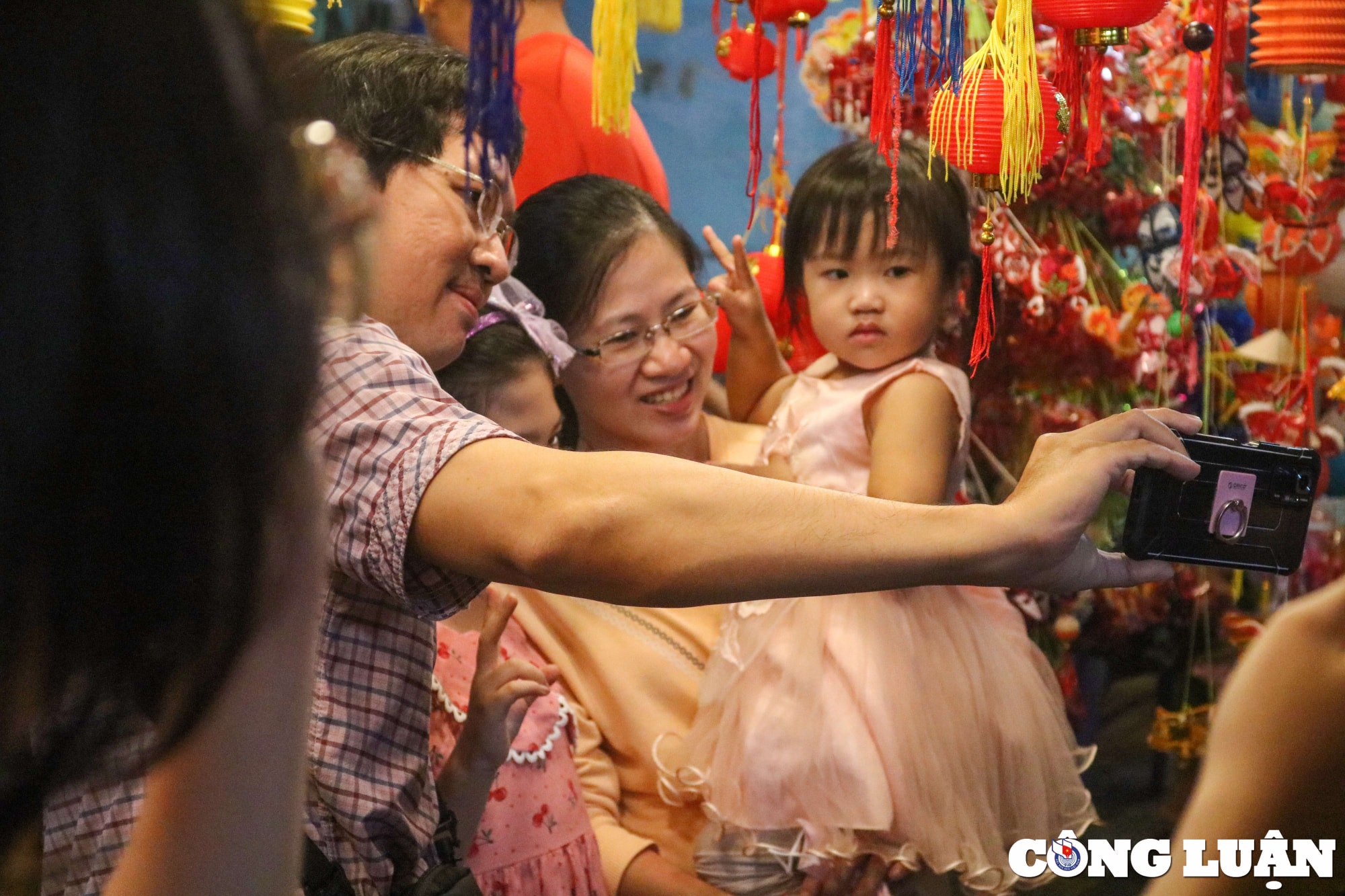 pho long den lon nhat tp hcm ruc ro nhon nhip truoc them tet trung thu hinh 16