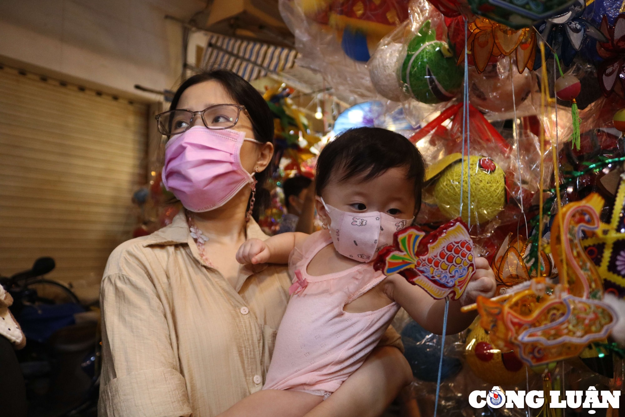 pho long den lon nhat tp hcm ruc ro nhon nhip truoc them tet trung thu hinh 5