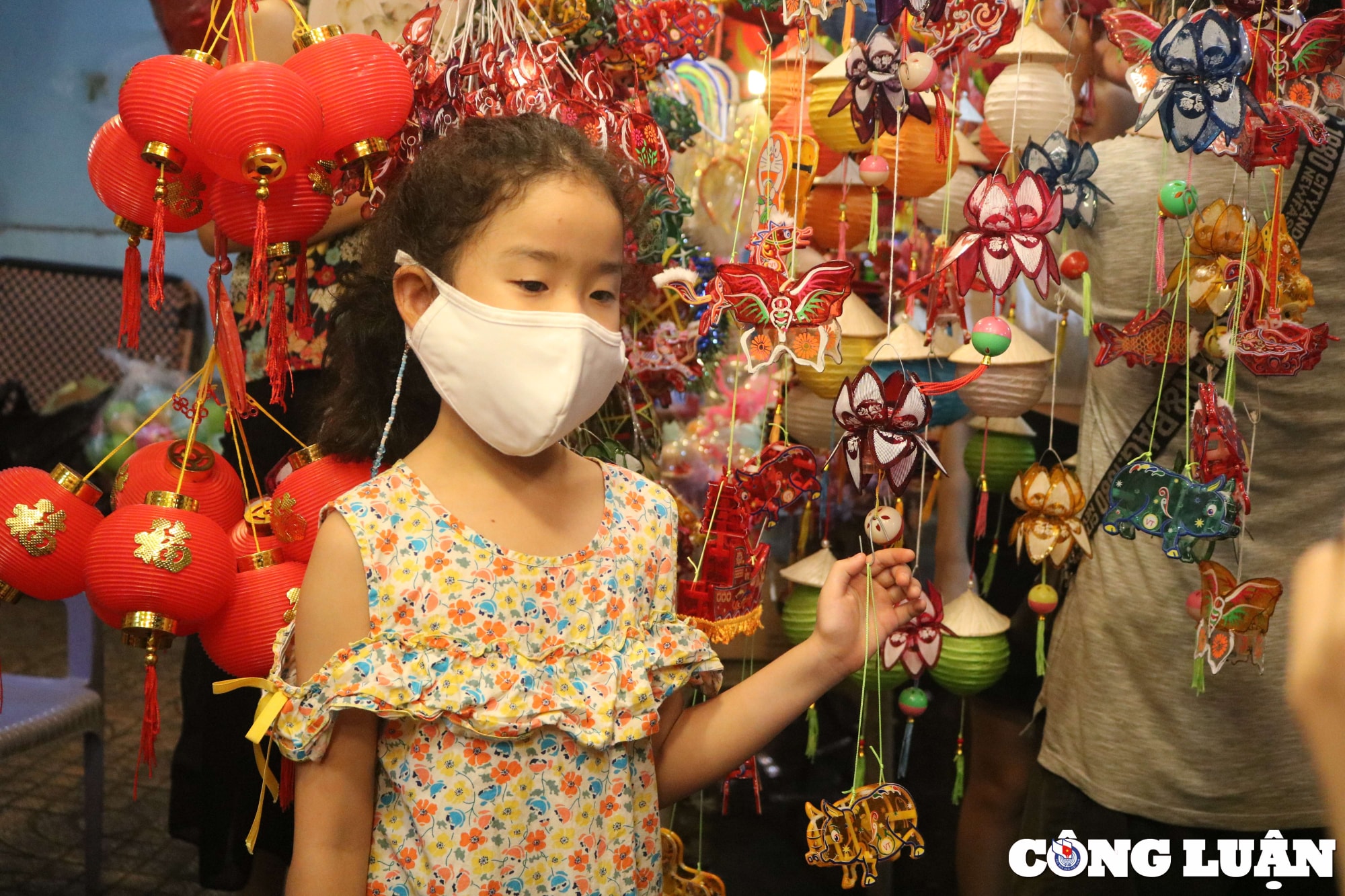 pho long den lon nhat tp hcm ruc ro nhon nhip truoc them tet trung thu hinh 7