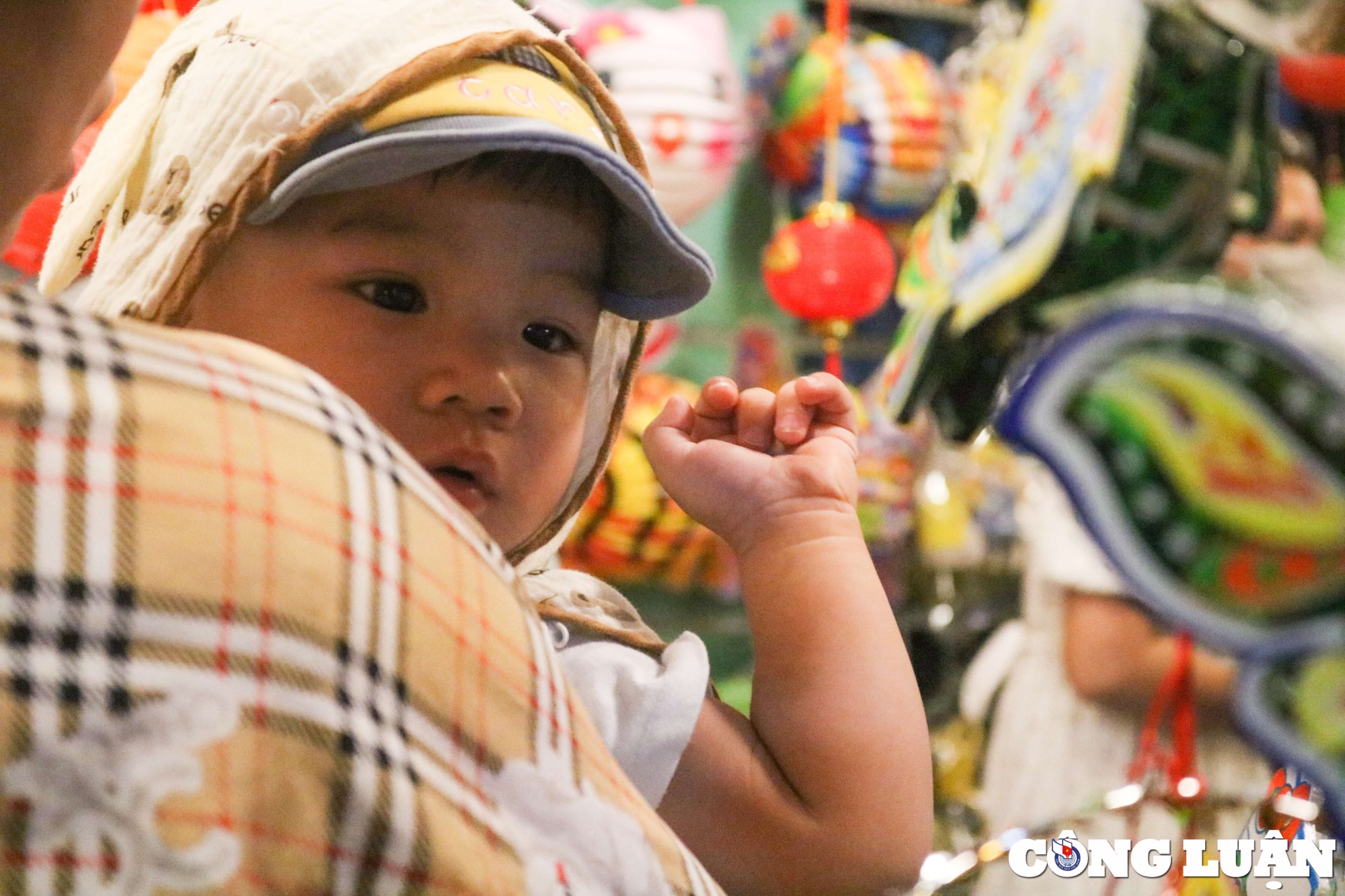 pho long den lon nhat tp hcm ruc ro nhon nhip truoc them tet trung thu hinh 14