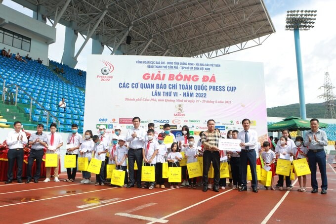 khai mac vong chung ket press cup 2022 trao 50 suat qua cho hoc sinh ngheo vuot kho hinh 2