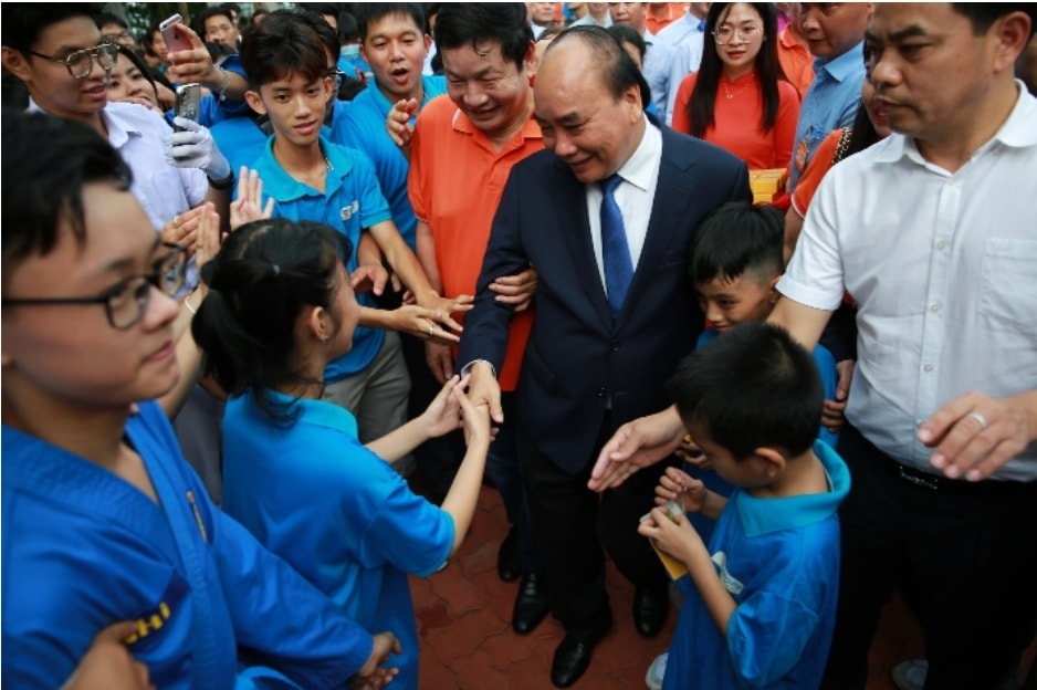 tap doan tan long dong hanh cung cac em hoc sinh truong hy vong hinh 2