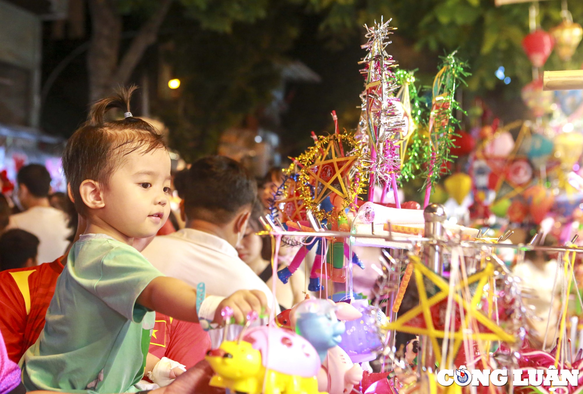 pho hang ma nhon nhip nguoi do ve vui choi mua sam do trung thu hinh 13