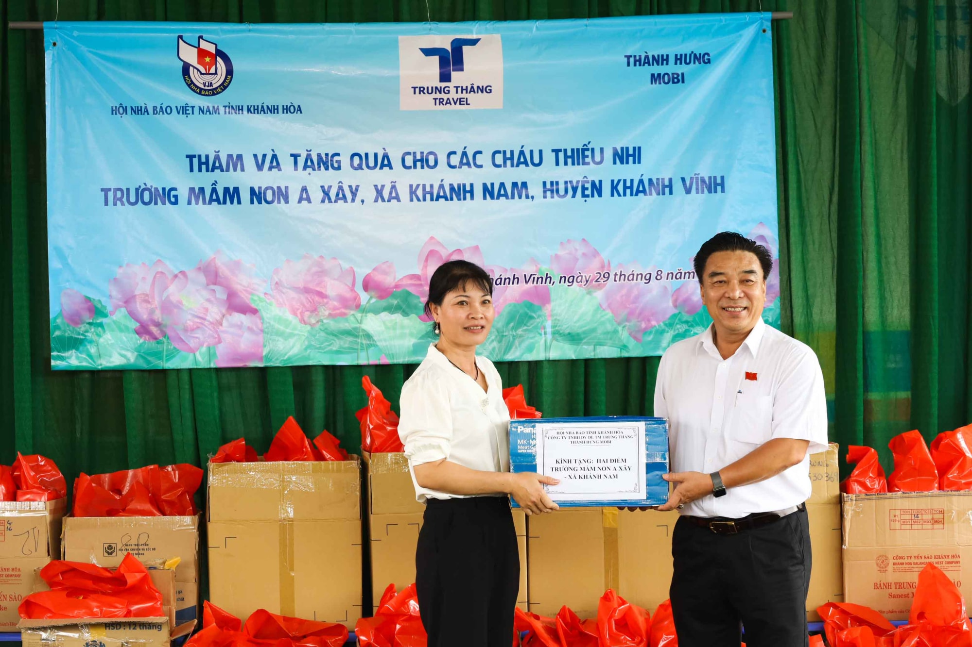 hoi nha bao tinh khanh hoa trao qua den hoc sinh ngheo dau nam hoc moi hinh 1