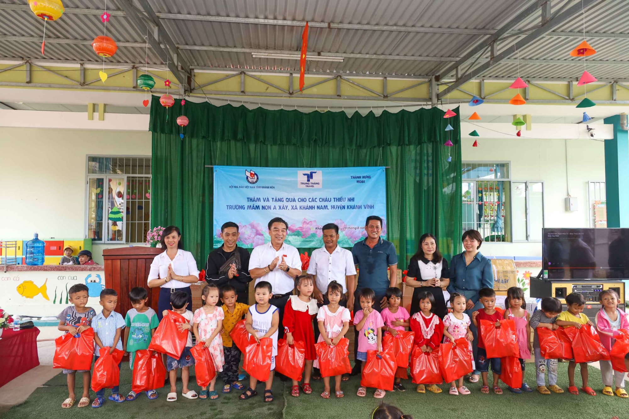hoi nha bao tinh khanh hoa trao qua den hoc sinh ngheo dau nam hoc moi hinh 2
