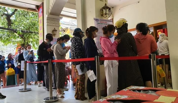 nguoi dan xep hang dai mua banh trung thu hieu banh phai gioi han so luong mua hinh 2