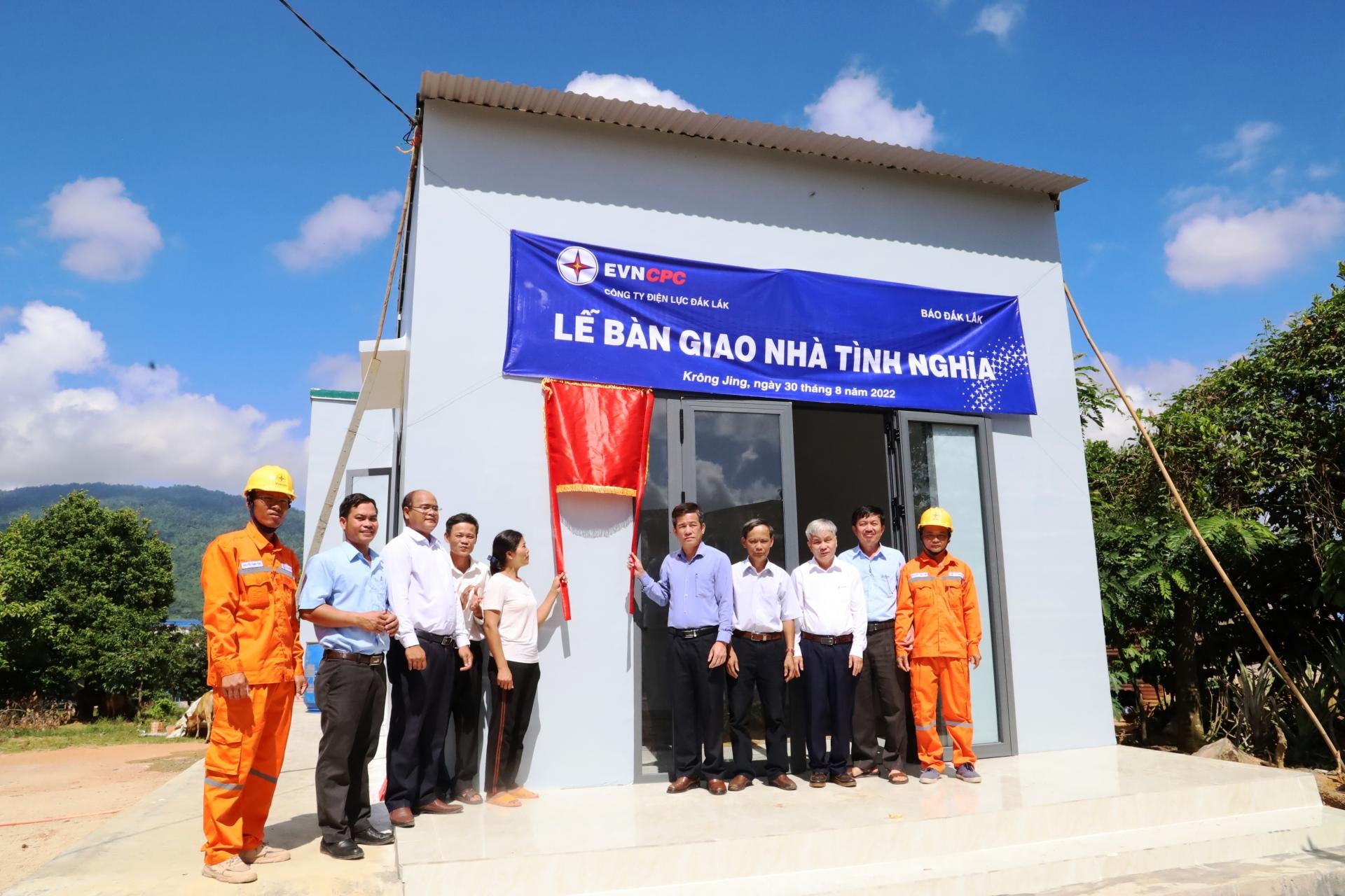 bao dak lak va hoi nha bao tinh ban giao hai nha tinh nghia cho ho ngheo hinh 1