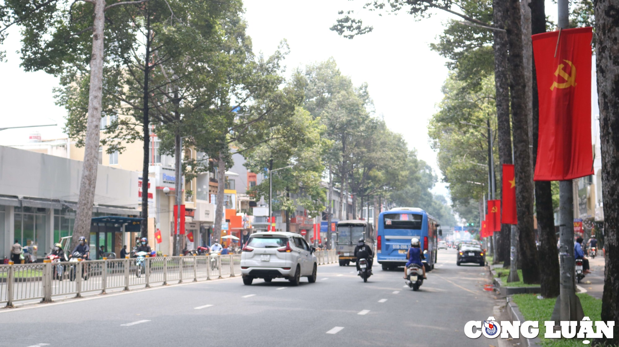 le quoc khanh 2 9 duong sa tp hcm sang ruc voi co do sao vang hinh 6