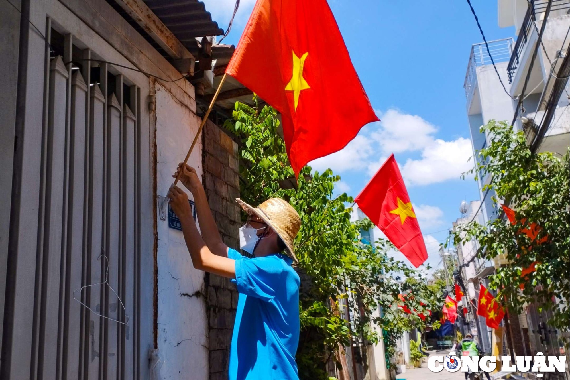 le quoc khanh 2 9 duong sa tp hcm sang ruc voi co do sao vang hinh 9