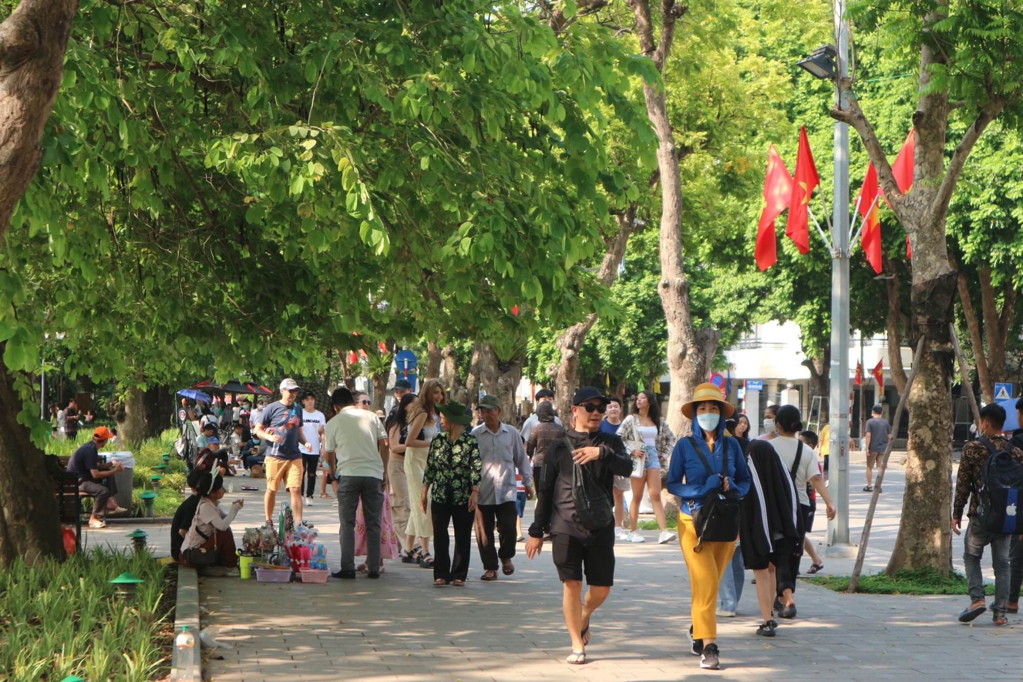ha noi pho di bo ho guom cong vien thu le dong nghet du khach dip le 2 9 hinh 2
