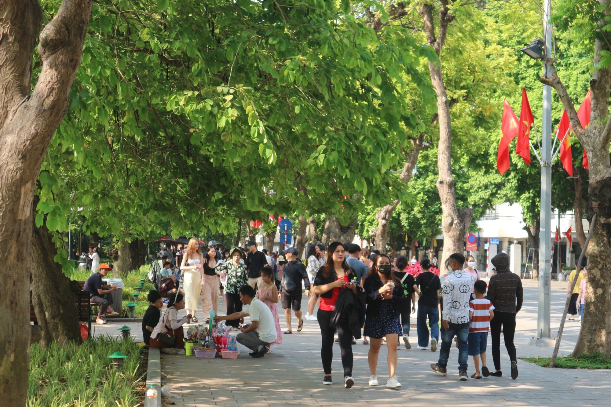 ha noi pho di bo ho guom cong vien thu le dong nghet du khach dip le 2 9 hinh 1