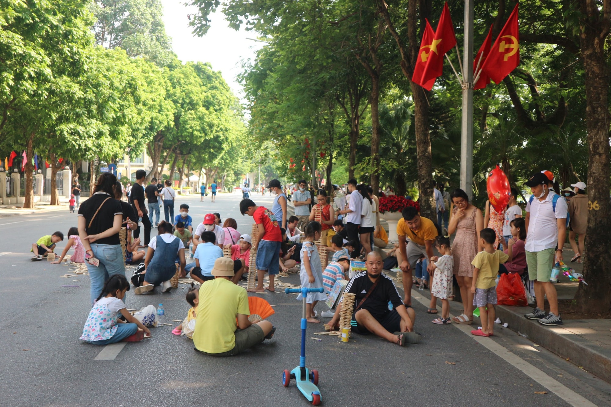 ha noi pho di bo ho guom cong vien thu le dong nghet du khach dip le 2 9 hinh 3