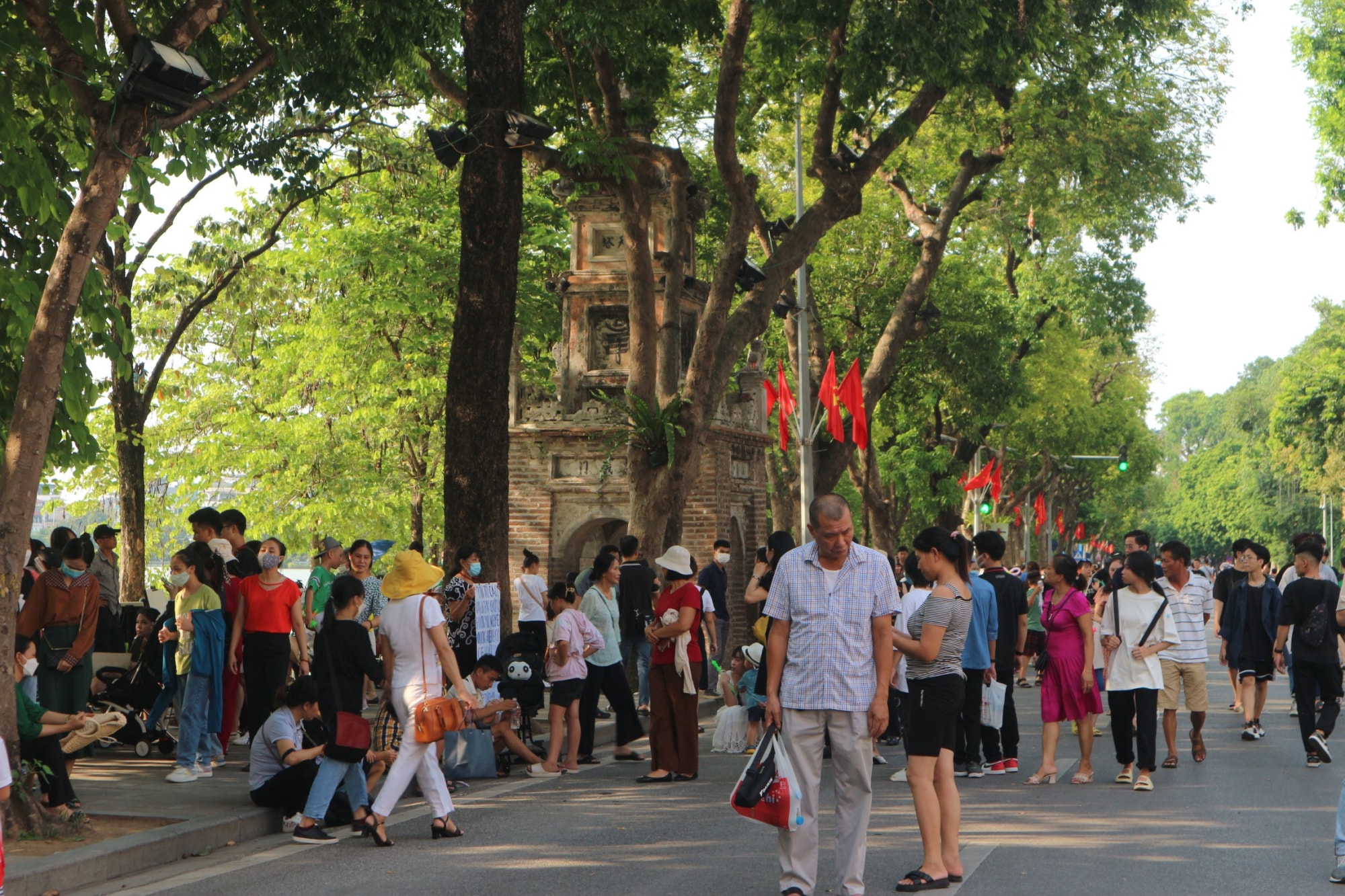 ha noi pho di bo ho guom cong vien thu le dong nghet du khach dip le 2 9 hinh 5