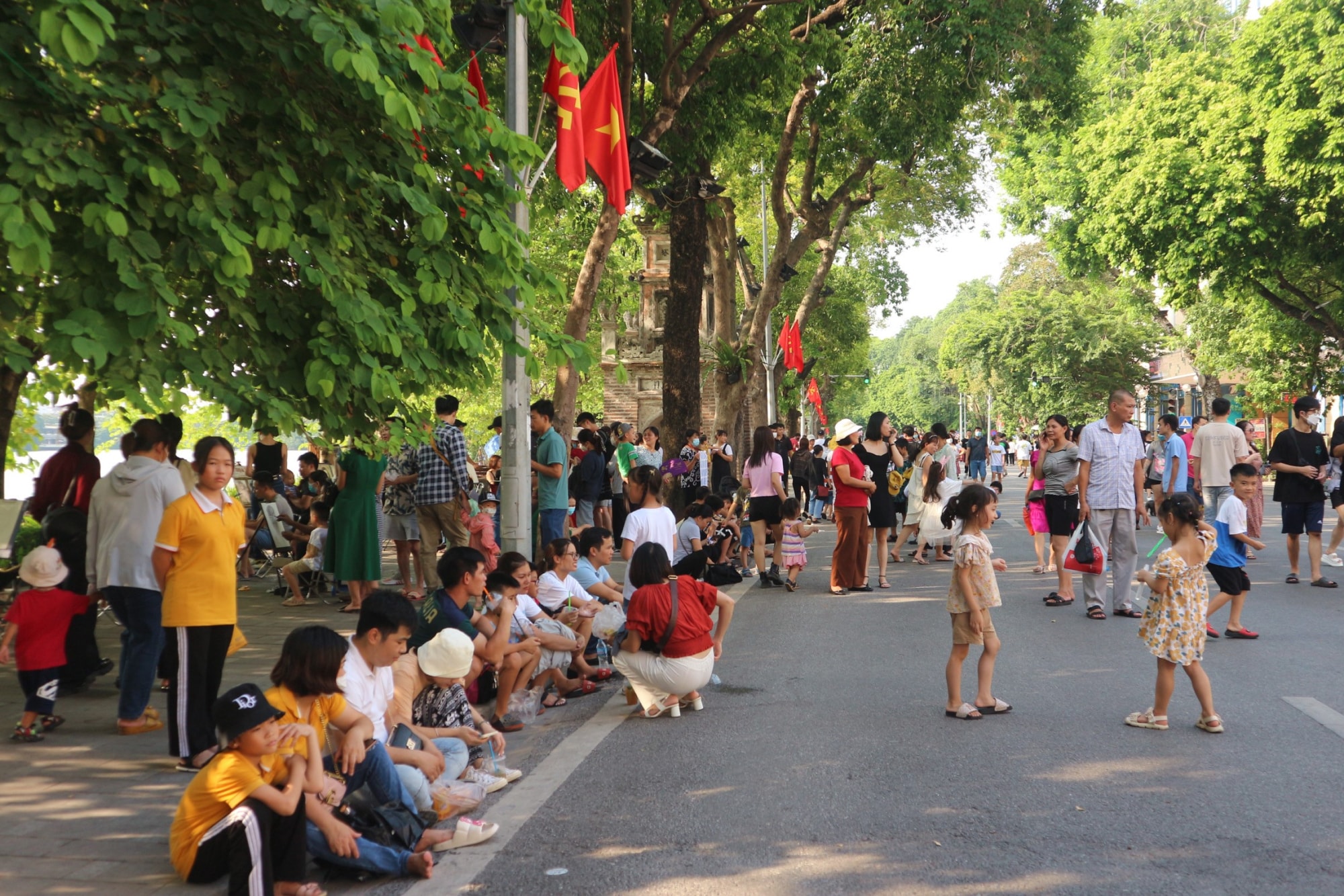 ha noi pho di bo ho guom cong vien thu le dong nghet du khach dip le 2 9 hinh 6