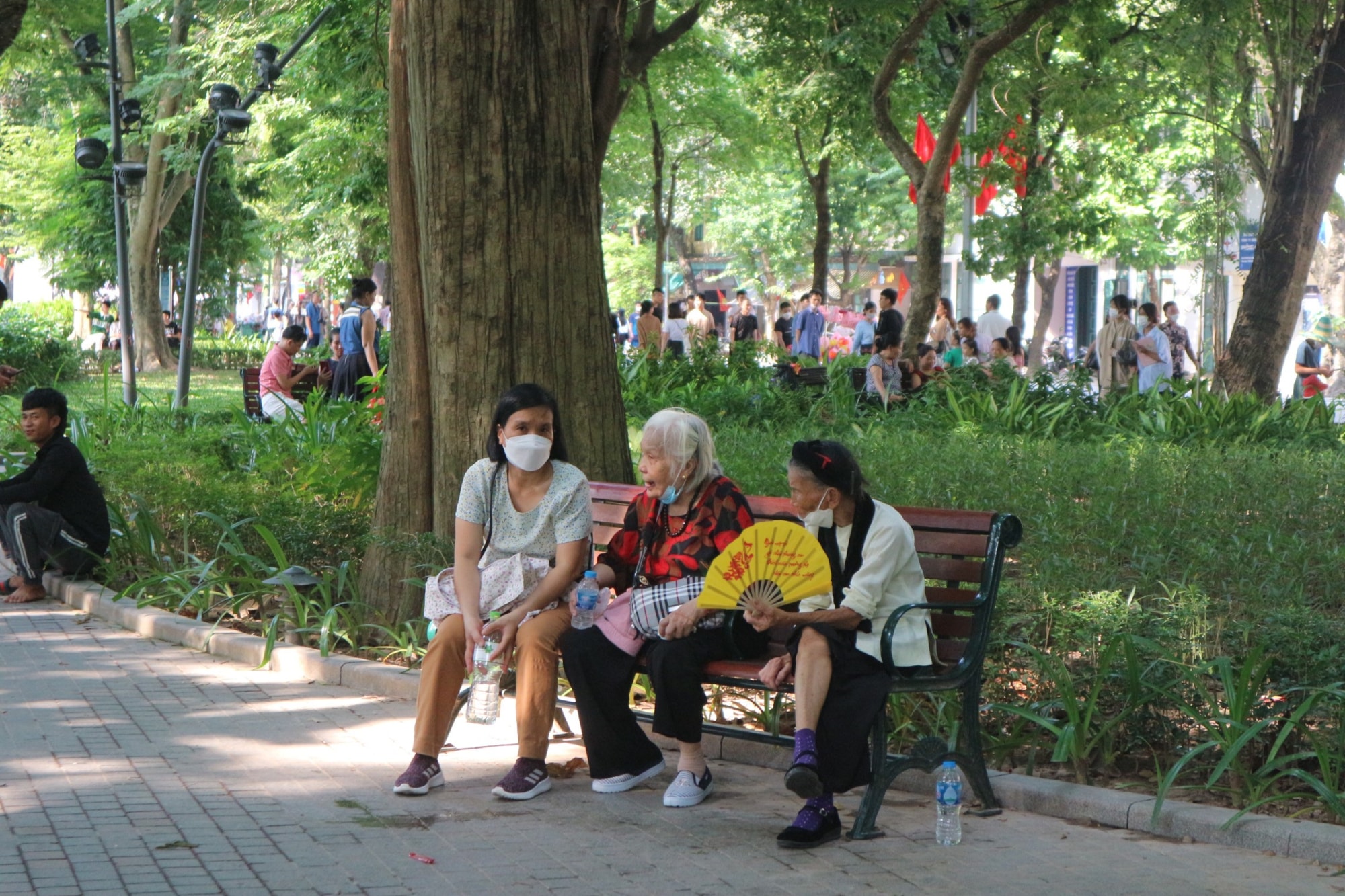 ha noi pho di bo ho guom cong vien thu le dong nghet du khach dip le 2 9 hinh 8