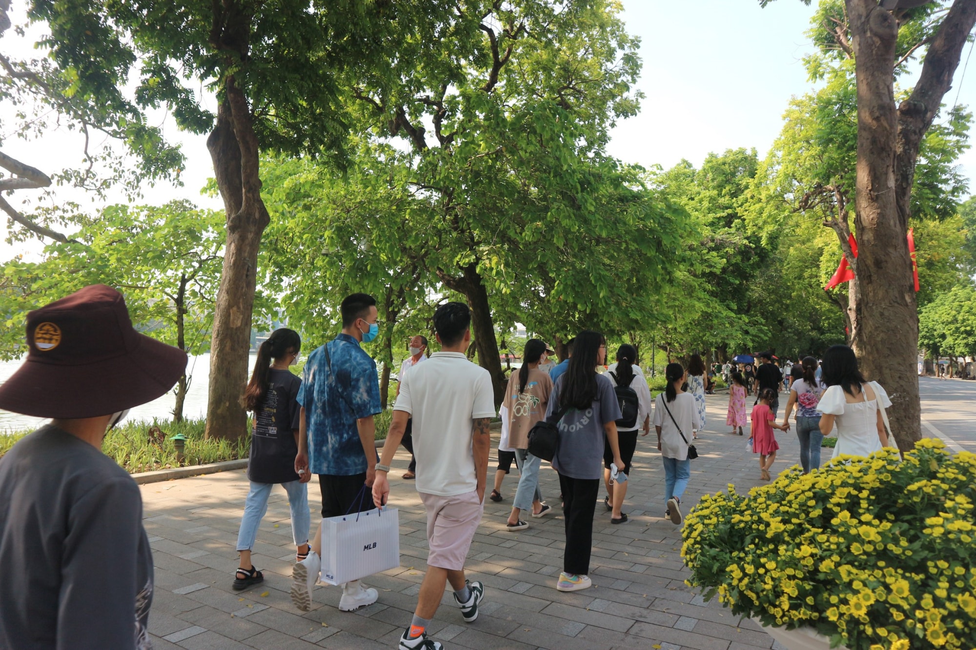 ha noi pho di bo ho guom cong vien thu le dong nghet du khach dip le 2 9 hinh 9